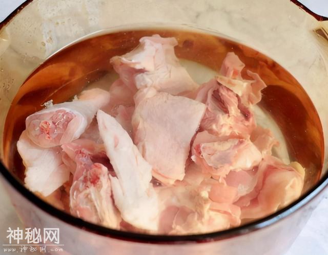炖鸡汤，鸡肉要不要焯水？大厨教你正确做法，鸡汤肉嫩汤鲜营养足-3.jpg
